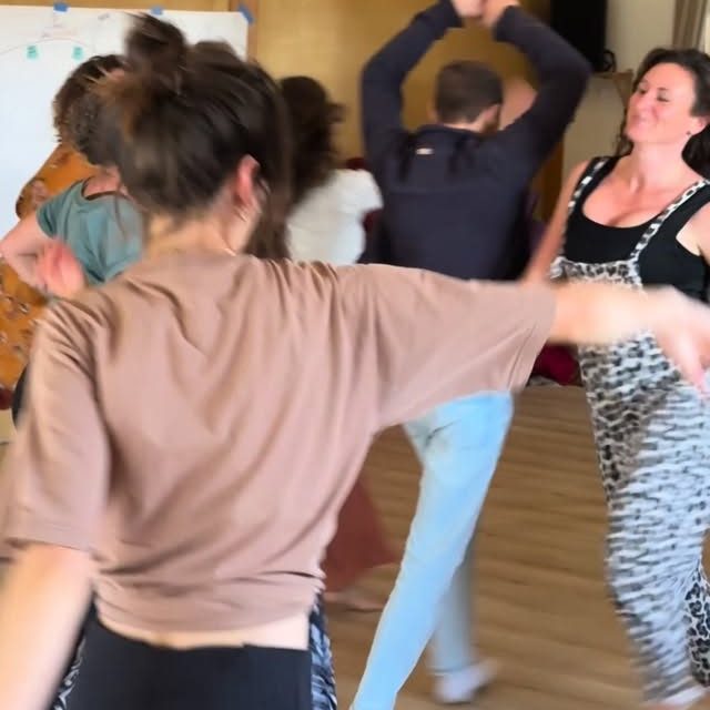 SE FORMER POUR FACILITER DES ESPACES DE DANSE MÉDECINE 🪄🌀  Fin septembre, elles et ils étaient 14 à goûter à la puissance de cette vague, à traverser chacun des éléments à travers leur corps, à plonger dans la théorie et à tenir à leur tour des espaces.
7 jours ensemble, une expérience qui transforme depuis l’intérieur, et guide donne toutes les clés pour créer des vagues dansées qui transportent, et tenir un espace de qualité.  J’étais très bien accompagnée de @maloukeala amie et thérapeute qui sait prendre soin autant de l’espace que des personnes qui en éprouvent le besoin, @oli.hurel à la fois à la captation vidéo, DJ & massages et @raiz.danse pour son aide précieuse. Le tout bien nourri.e.s & logé.e.s à @lafermedepeuton 💖  Envie de plonger dans l’expérience ? Écris « 2026 » en commentaire pour recevoir un mail dès l’ouverture des places pour les sessions de l’an prochain (on est complet sur novembre)