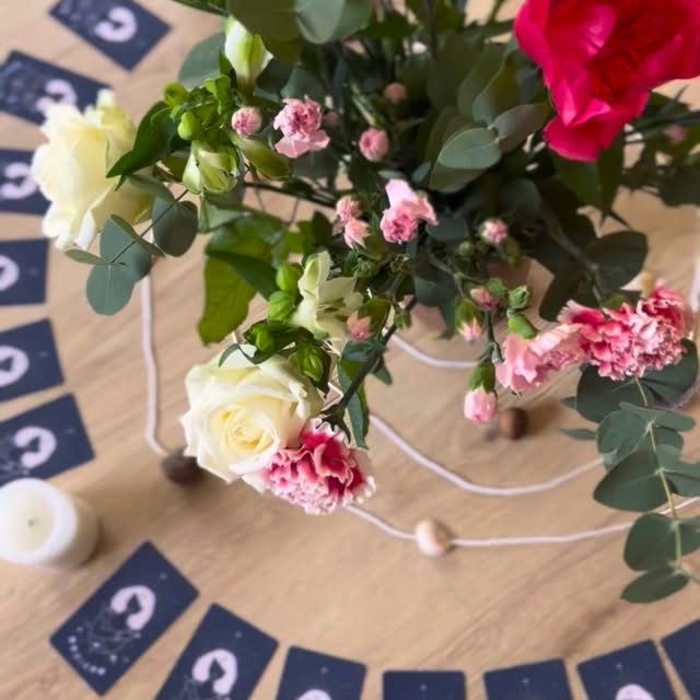 6 mois après Cher corps, je regarde les quelques vidéos capturées de cette si douce retraite. Dans la grisaille du mois d’avril, on a réchauffé nos cœurs et donné à nos yeux tant de beauté à observer.  Cette retraite m’a transmis le message qu’on peut puissamment ouvrir son cœur, et qu’il renferme un si beau trésor.  Dans mes notes écrites à la hâte un soir de cette retraite j’ai noté « La magie des femmes qui se réunissent est incommensurable »
Et je me sens tellement chanceuse de pouvoir prochainement goûter à nouveau à cette magie lors de la retraite Queendom.  Elle aura lieu du 4 au 7 décembre, et emplira ce mois glacé de beauté. Les places au tarif early birds ne sont disponibles que jusqu’à la fin du mois d’octobre, le lien d’inscription est dans la bio ❤️‍🔥