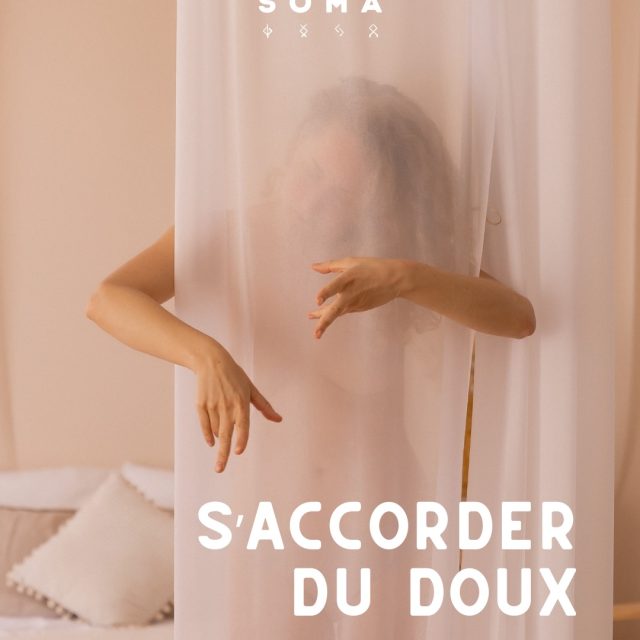 Au mois de décembre, on s’enveloppe dans beaucoup de douceur 🍯  En cette fin d’année mouvementée, on se crée un cocon de douceur pour envelopper le corps et l’âme dans un espace d’introspection et de ralentissements. Un temps pour faire pause et plonger dans la douceur.  ☁️ Explorer la douceur
Un espace de mouvement dansé pour venir explorer par le corps différentes sensations du doux : le souffle, la légèreté, la molesse, le doux flottement du corps, pour se laisser doucement fondre dans son propre geste.
Durée : 30 minutes  ❄️ Douces-heures 〰 Danser l’hiver qui s’installe
Un atelier de danse médecine pour transitionner vers l’hiver, explorer la notion d’intensité du mouvement et d’accueil du repos, et faire de l’espace en nous pour le retour doux de la lumière.  🐛🦋 De 2025 à 2026 • Danser & écrire son chemin
Un rituel en live (puis replay) où l’on vient alterner danse et écriture. En cette nouvelle lune en Capricorne, un temps idéal pour s’offrir un moment de réflexion sur son année et s’ouvrir à la prochaine qui arrive.  Ce rituel est offert (sur inscription ✨) pour les personnes qui ne sont pas abonnées à SOMA. Profitez-en pour nous rejoindre (lien d’inscription dans la bio)  📸 @bodyandthesoulphotography @lauralecussanphotography