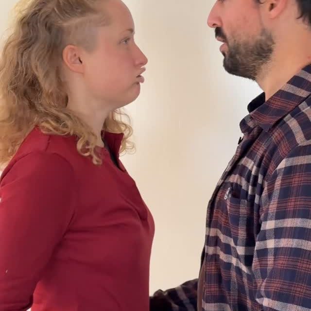 On a essayé de vous faire une annonce et ça a donné ça 🤣  Une chose est sûre, travailler ensemble, ça (nous) rapproche ! C’est beaucoup de rires, se sentir moins seul.e dans nos jobs à nos comptes... la cerise sur le gâteau c’est qu’on peut déléguer à l’autre ce pour quoi il/elle est meilleur.e 🙈  C’est comme ça qu’on bosse ensemble sur SOMA : Julie aux contenus et Oli à la technique, aux formations de danse médecine de Julie, Oli masse, est DJ, et prend des belles vidéos. Sur le @masseureuses.club d’Oli, c’est Julie à la DA et au graphisme… bref on s’entraide au quotidien.  & ce qu’on essayait de vous dire sur cette vidéo, c’est qu’on va animer ensemble l’ecstatic dance de décembre à Douanenez chez @ecstaticdancefinistere_ornella
@summaq.dj aux platines et @julie.dansemedecine à la guidance ✨
Enfin une première date bretonne avant d’en proposer plus en 2026 🌊  Quel moment de la vidéo avez-vous préféré ? On s’en lasse pas, on rit à chaque fois 🤭