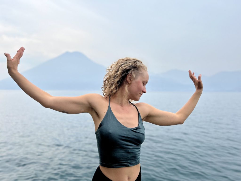 danse intuitive au bord de l'eau
